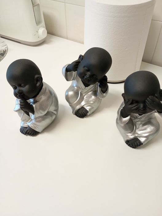 Conjunto de três monges budistas/ Novos.