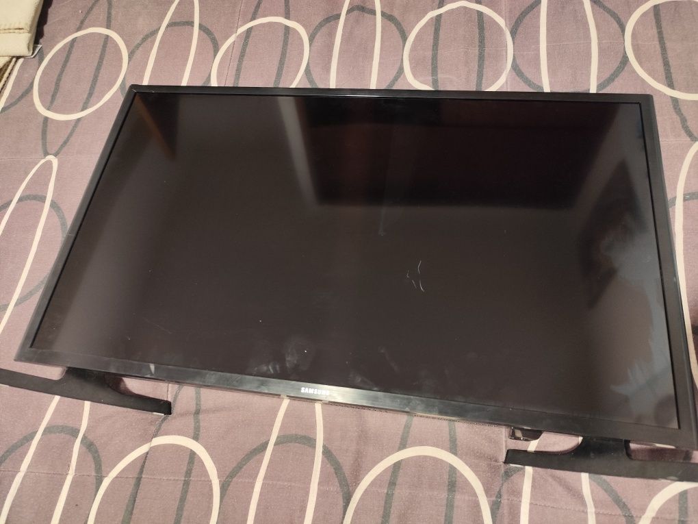 TV Samsung 32" às peças ecrã danificado