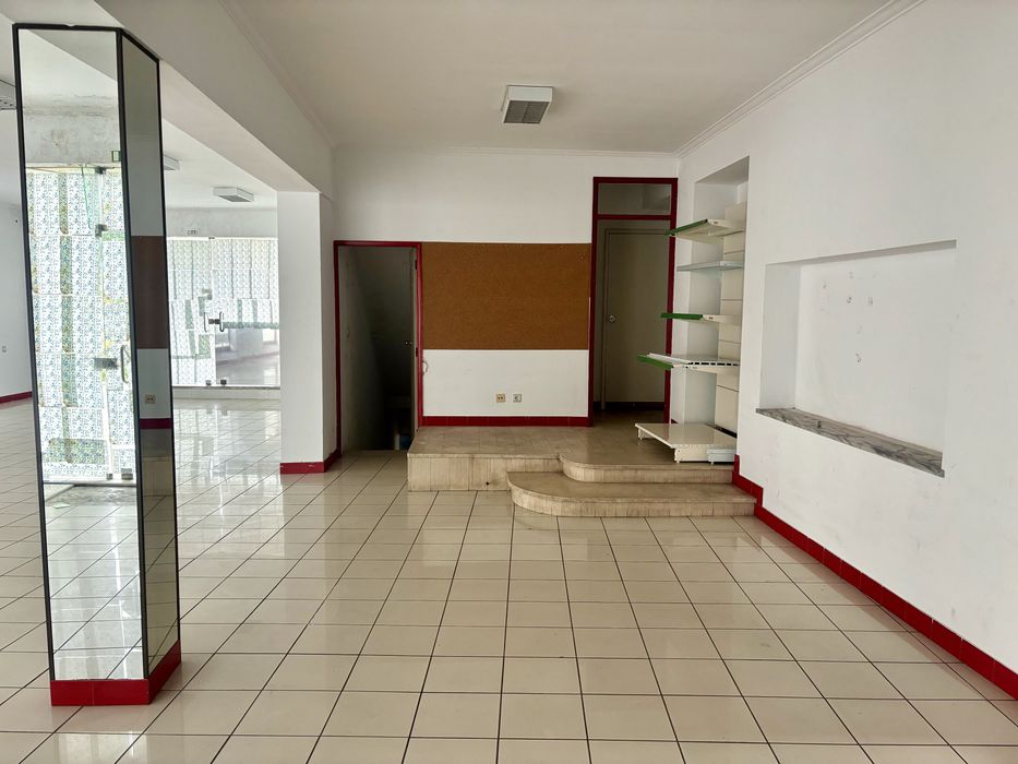 Arrenda-se Loja com Armazém