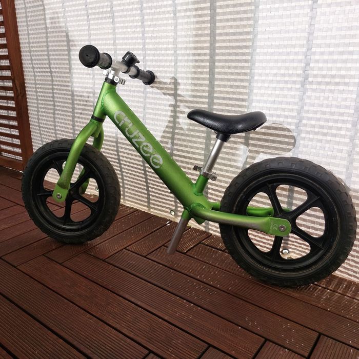 Rowerek biegowy Cruzee zielony ultralekki rower