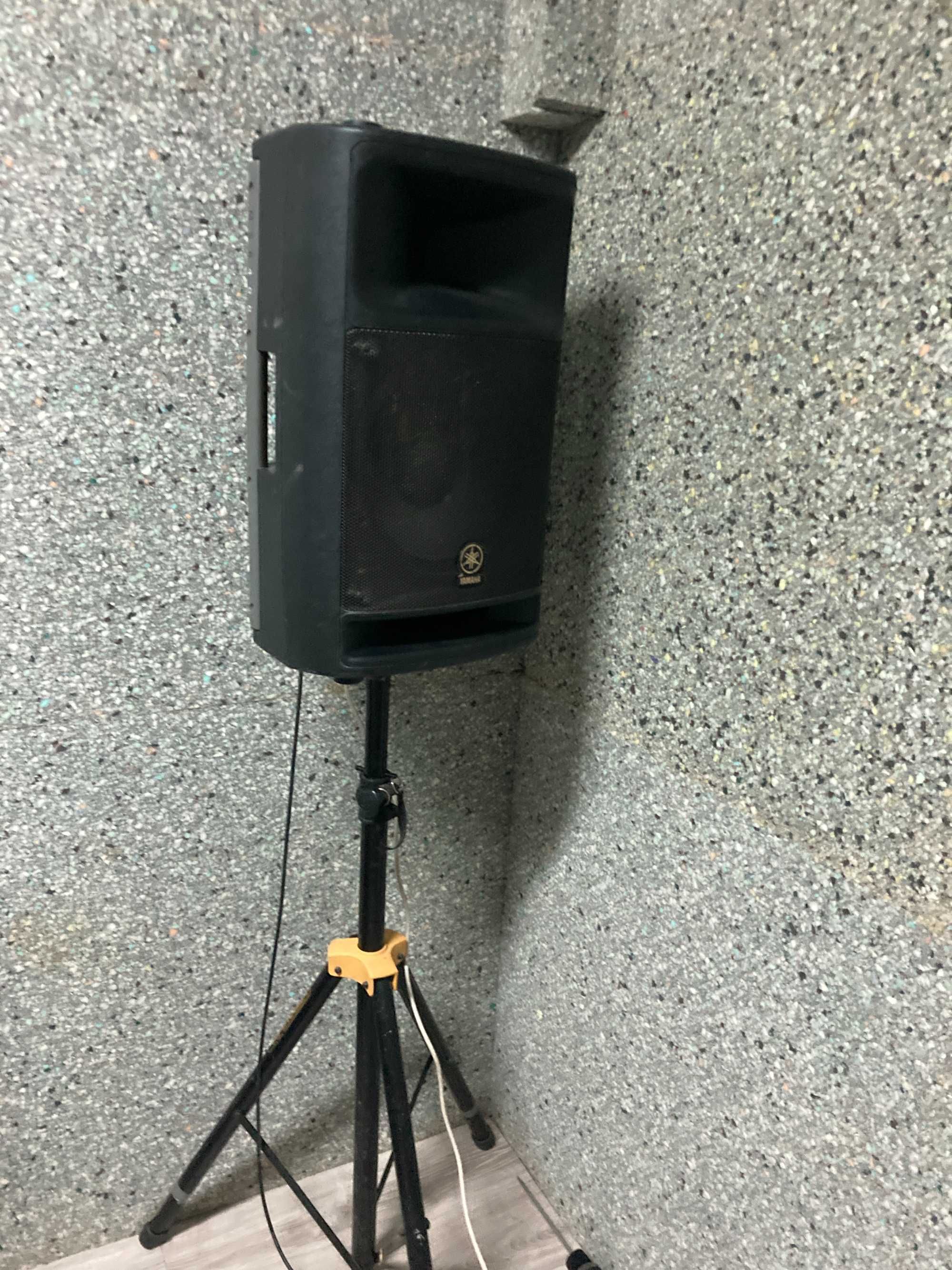 Conjunto de colunas Yamaha com os tripes