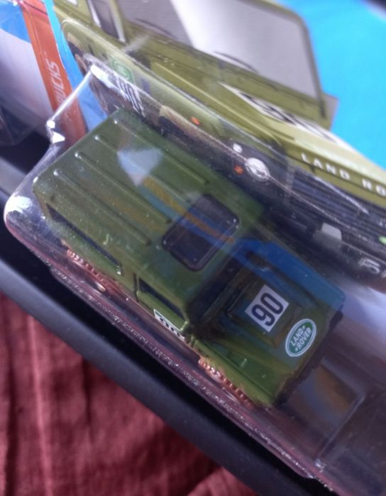 Conjunto 2 - land rover defender 90 hot wheels