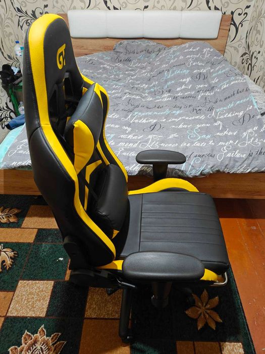 Геймерське крісло GT Racer X-2534-F — екошкіра. У відмінному стані!