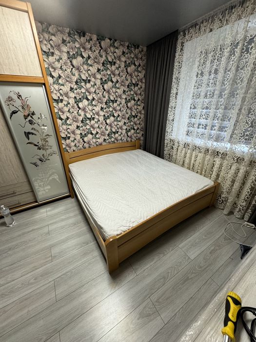 Продам двоспальне ліжко з матрацом