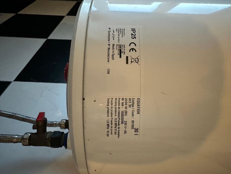 Termoacumulador Equation 50 l para peças ou reparação.
