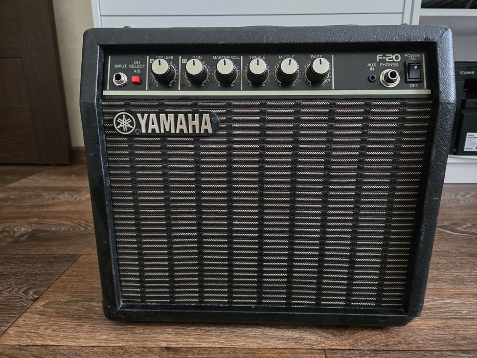 Комбопідсилювач YAMAHA F-20