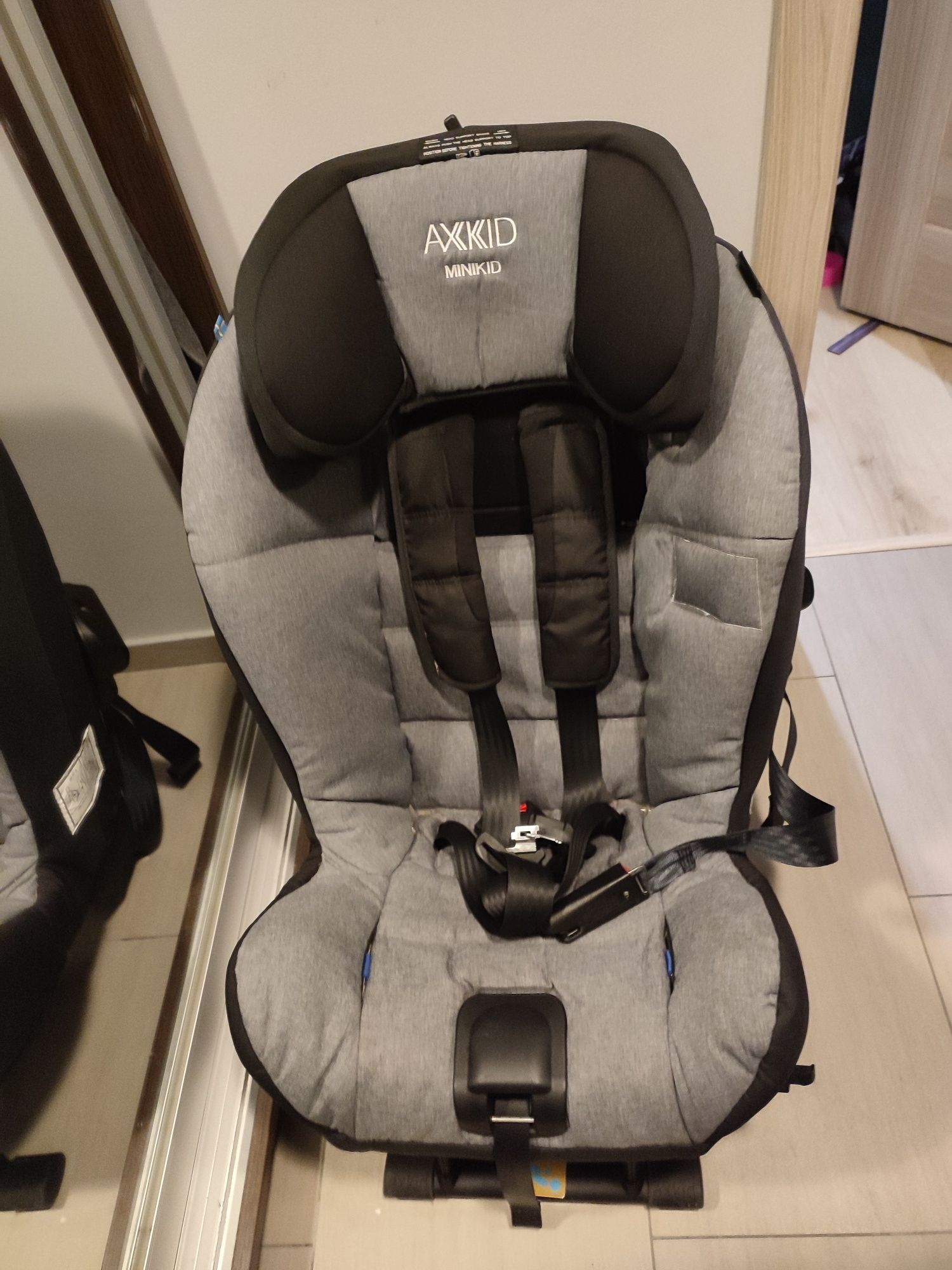 Fotelik samochodowy axkid minikid 9-25kg