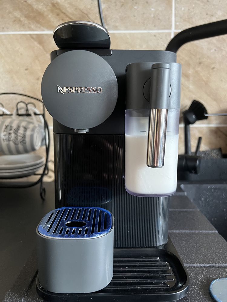 Ekspres Delonghi Nespresso Lattissima mało uzywany