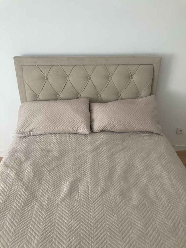 Cama de casal cinza
