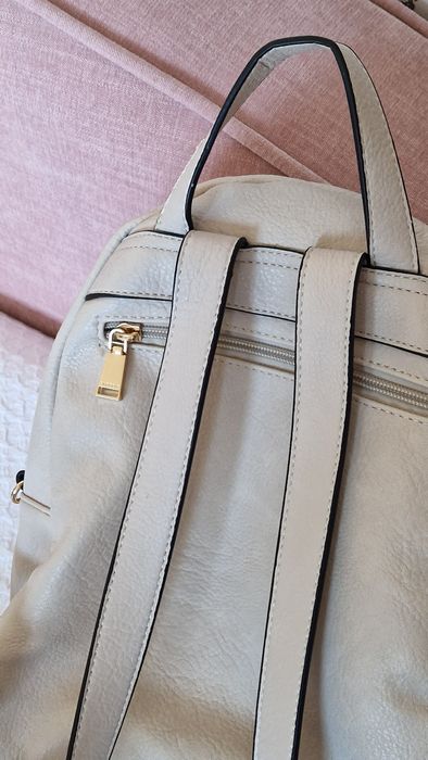 Mochila bege e dourada