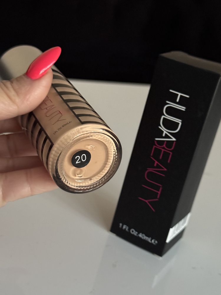 Podkład pod makijaż Huda Beauty nr 15