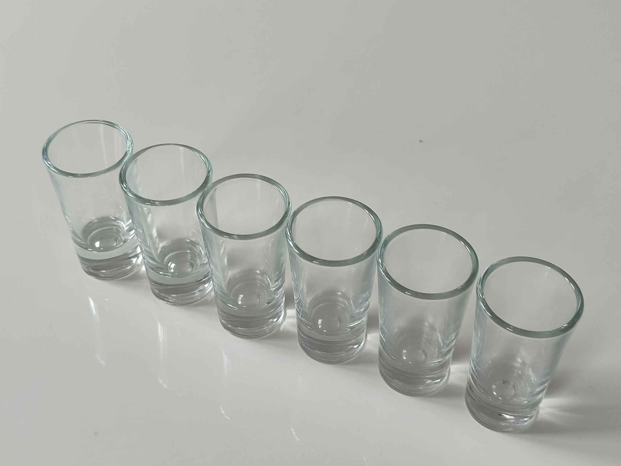 Zestaw bezbarwnych szklanych kieliszków do wódki