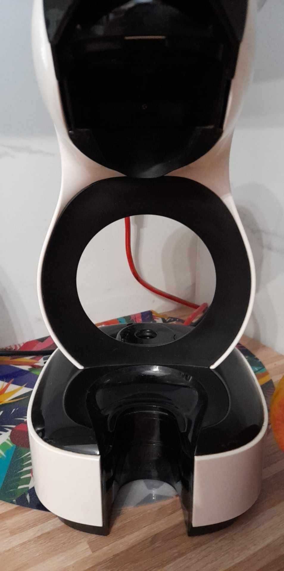 Ekspres kapsułkowy Dolce Gusto plus stojak do oryginalnych kapsułek.