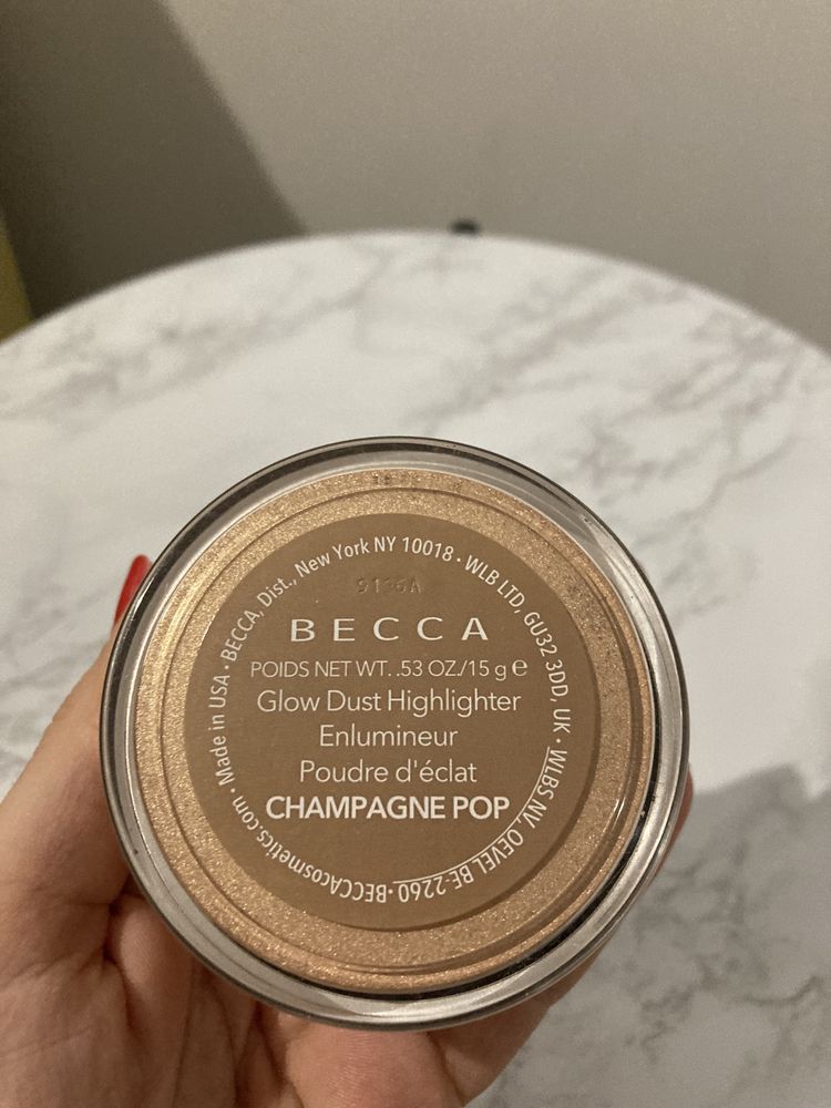 Becca rozświetlacz sypki Champagne Pop Glow