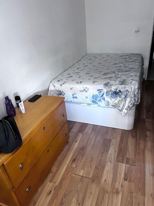 Quarto disponível para entrada imediata:
-Localização: pontinha. 
-Sol