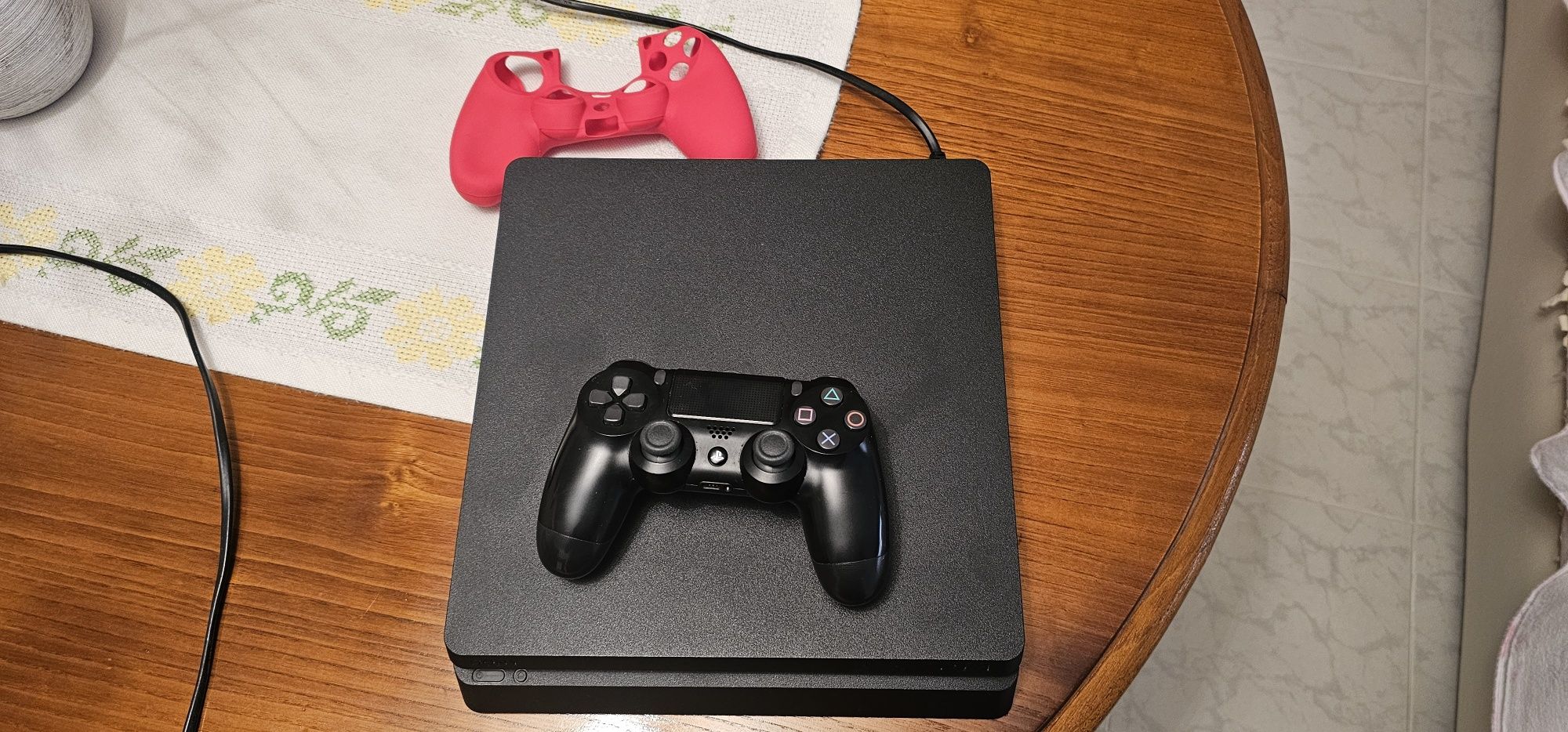 PlayStation 4 slim 1TB +1 comando