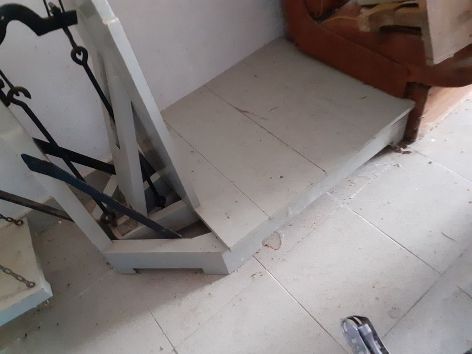 Balança decimal antiga com pesos