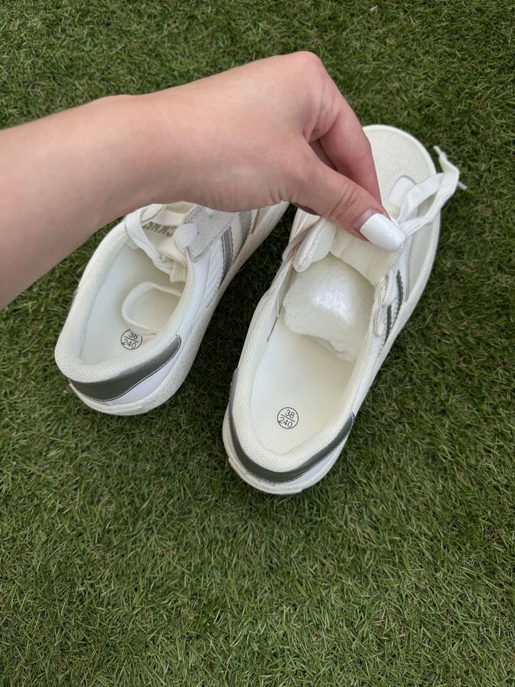 Białe sneakersy, rozmiar 38.