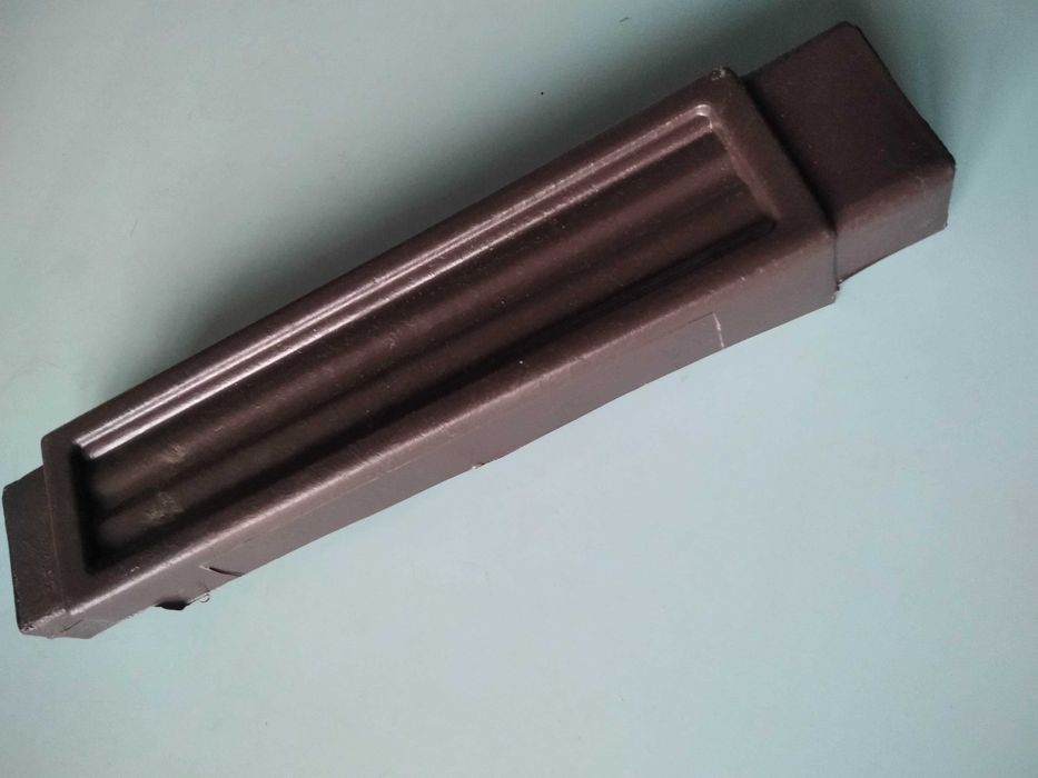 Деталь,соединительная стойка для пластиковый комод