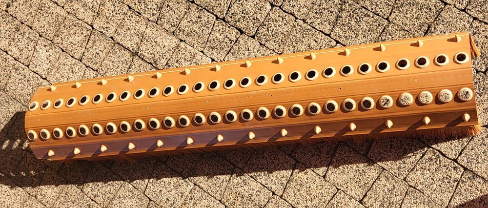 Wywietrznik kalenicowy ze szczotką, ceglasty. 25 szt.