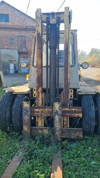 Навантажувач львівський погрузчик 5т