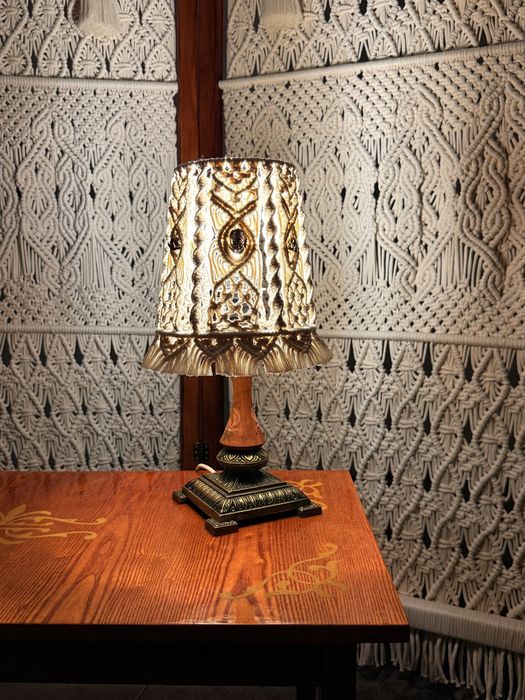 Лампа з бронзовими фігурками