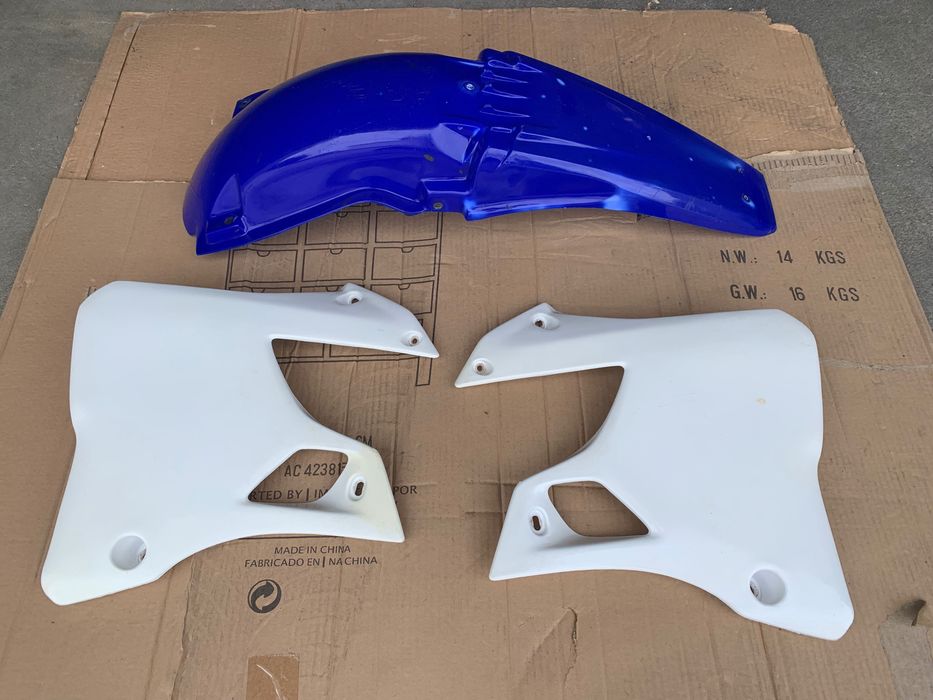 Tampas Depósito e Guarda Lamas Traseiro YZ125 YZ250 96–01