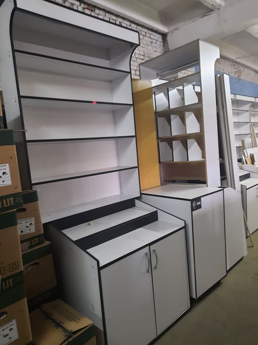 Шафи з полицями білі