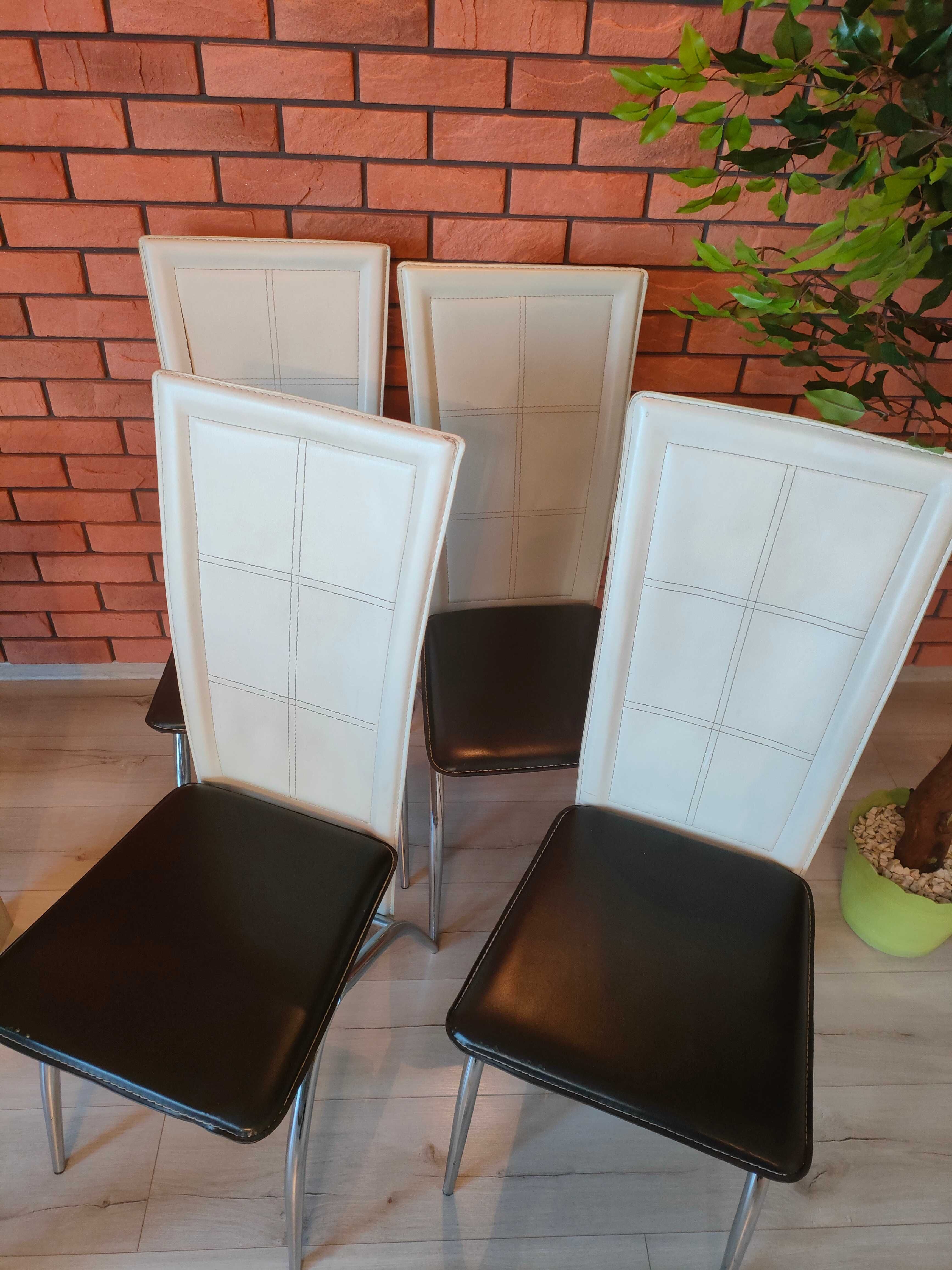 Cztery krzesła brązowo -kremowe