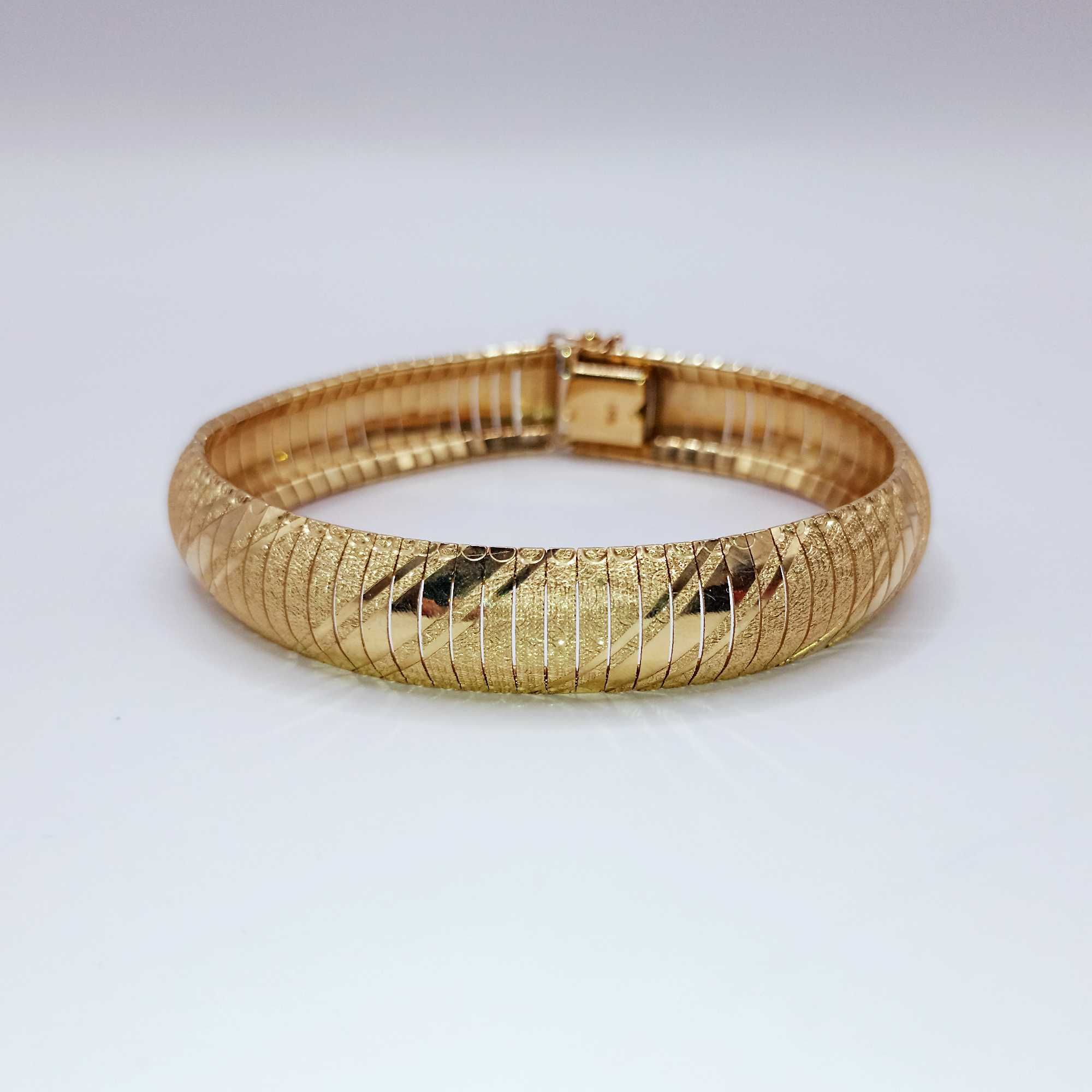 Złota bransoletka bangle z egipskim wzorem pr. 585, 26,25g. 19cm.