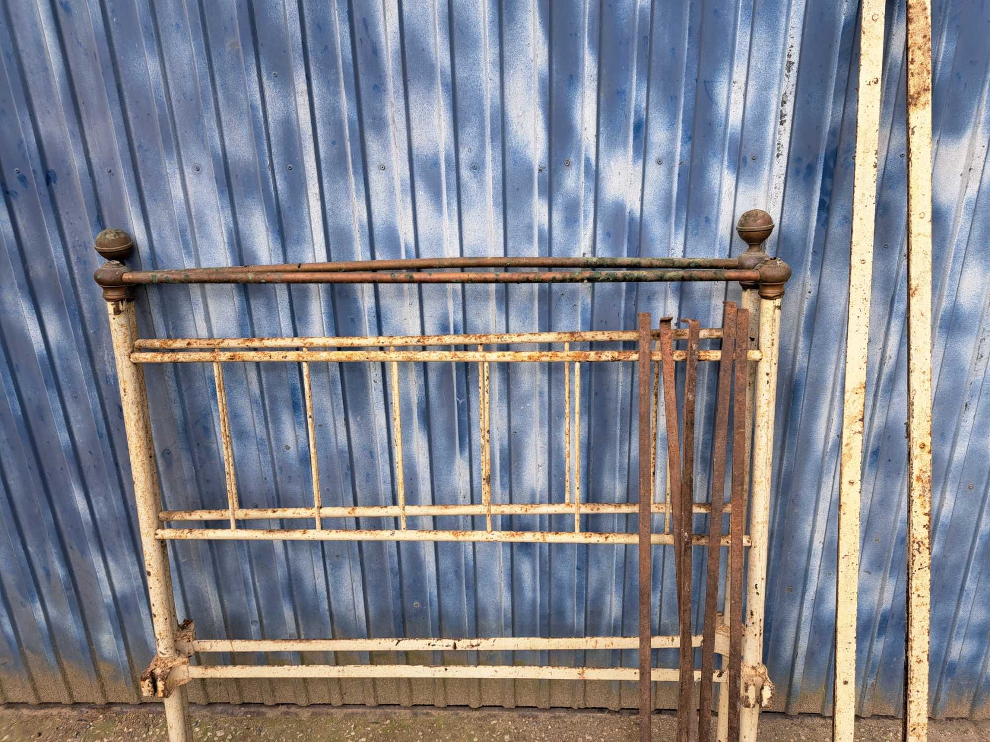 Cama de ferro antiga