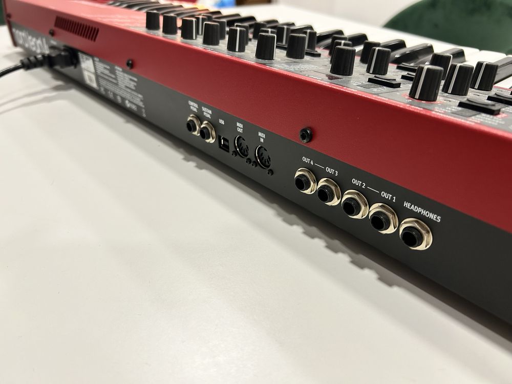 Clavia Nord Lead 4