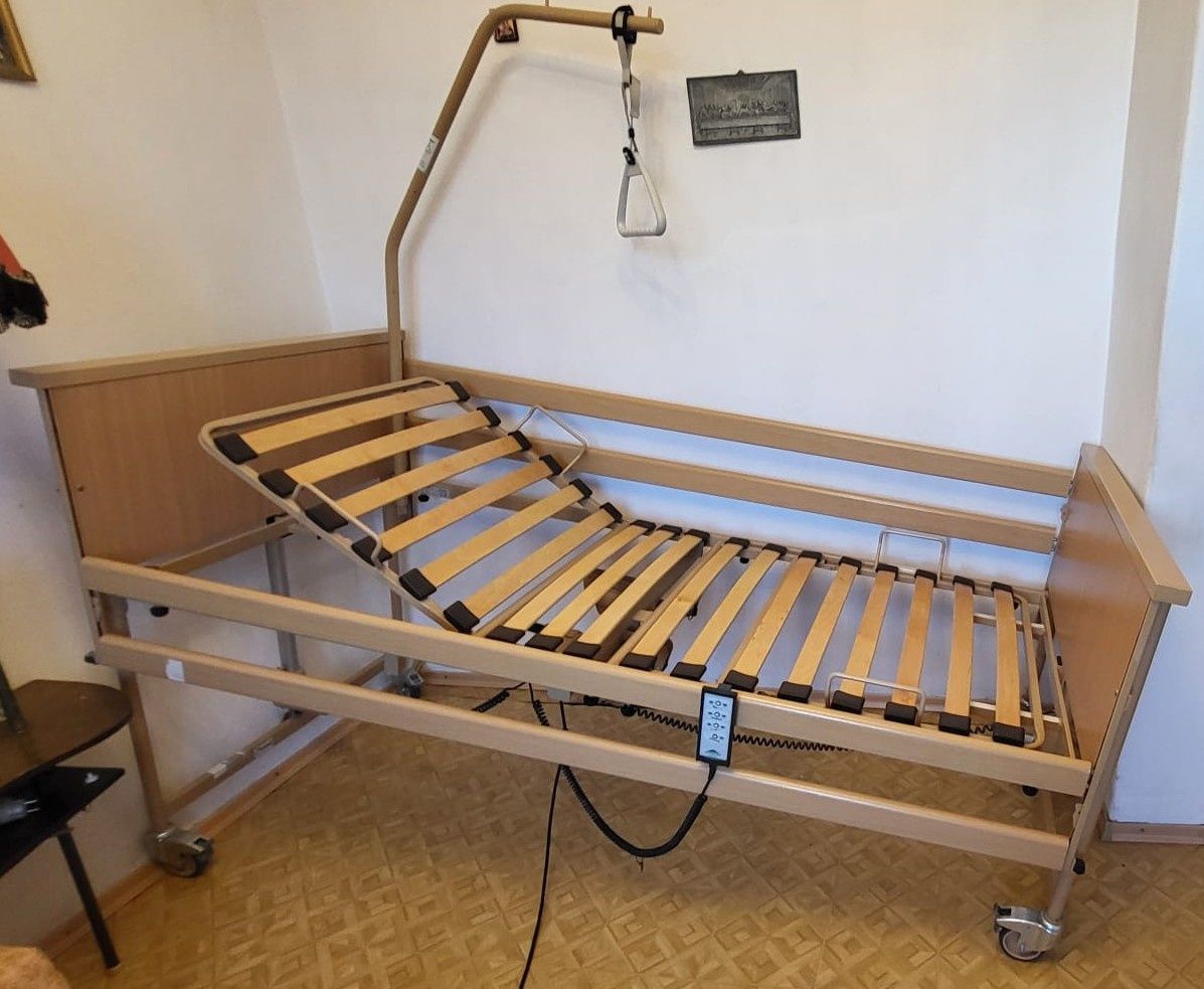Łóżko rehabilitacyjne sterowane elektrycznie