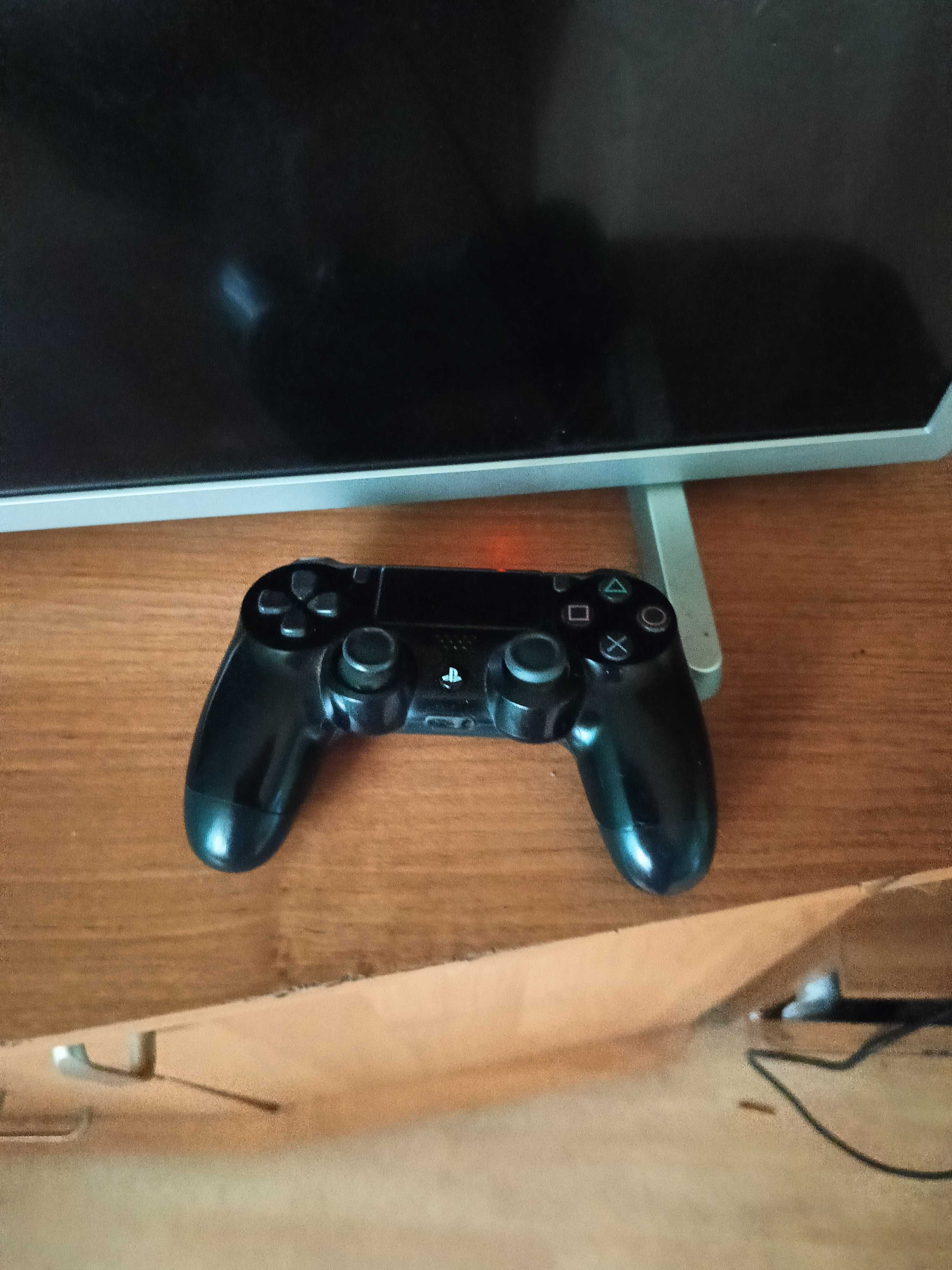 Witam mam na sprzedaż ps4 z jednym padem i dwoma grami Ea fc24 i need