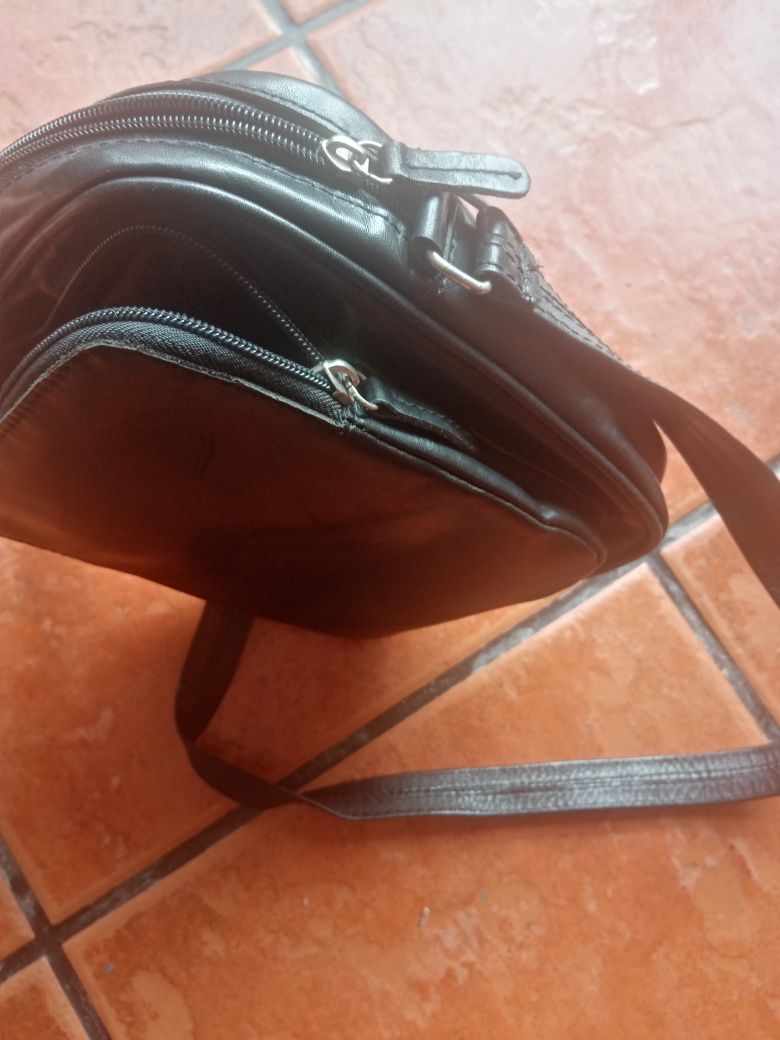 Bolsa tiracolo em pele genuína