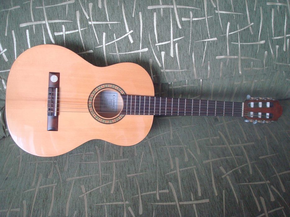 Продам детскую классическую гитару