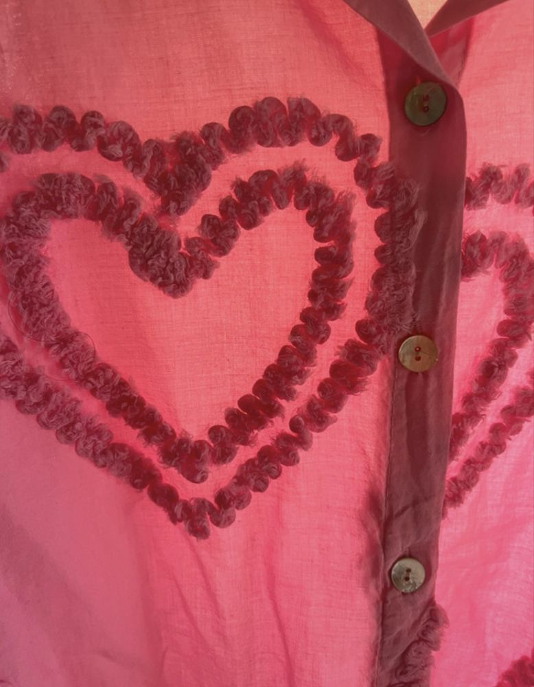 Camisa rosa com corações bordados na frente