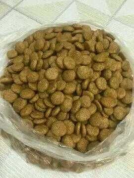 Сухой корм для собак из мяса, овощей, ягод и круп.