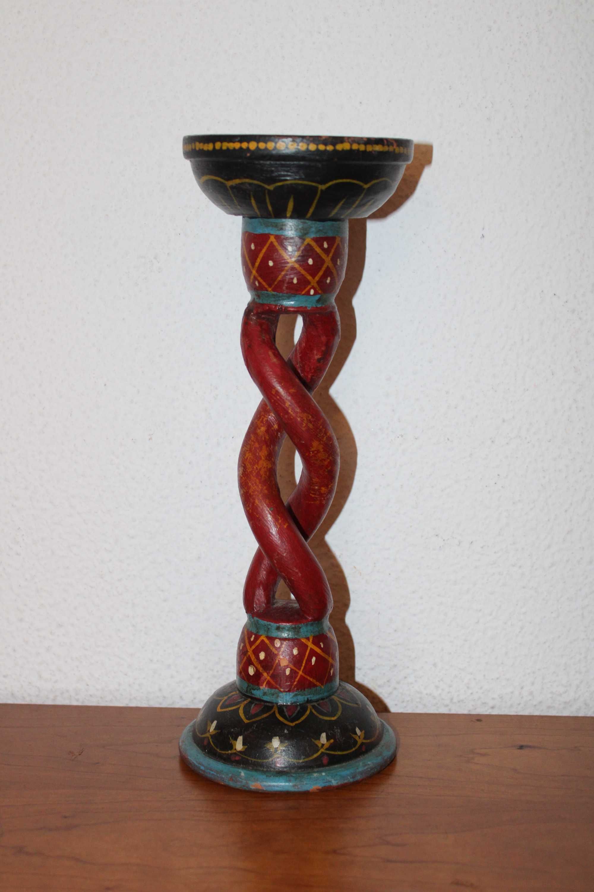 Candelabro  Oriental, em madeira trabalhada e pintado, antigo