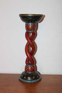 Candelabro  Oriental, em madeira trabalhada e pintado, antigo