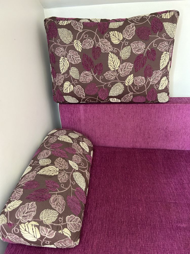 Sofa rozkladana plus pufy