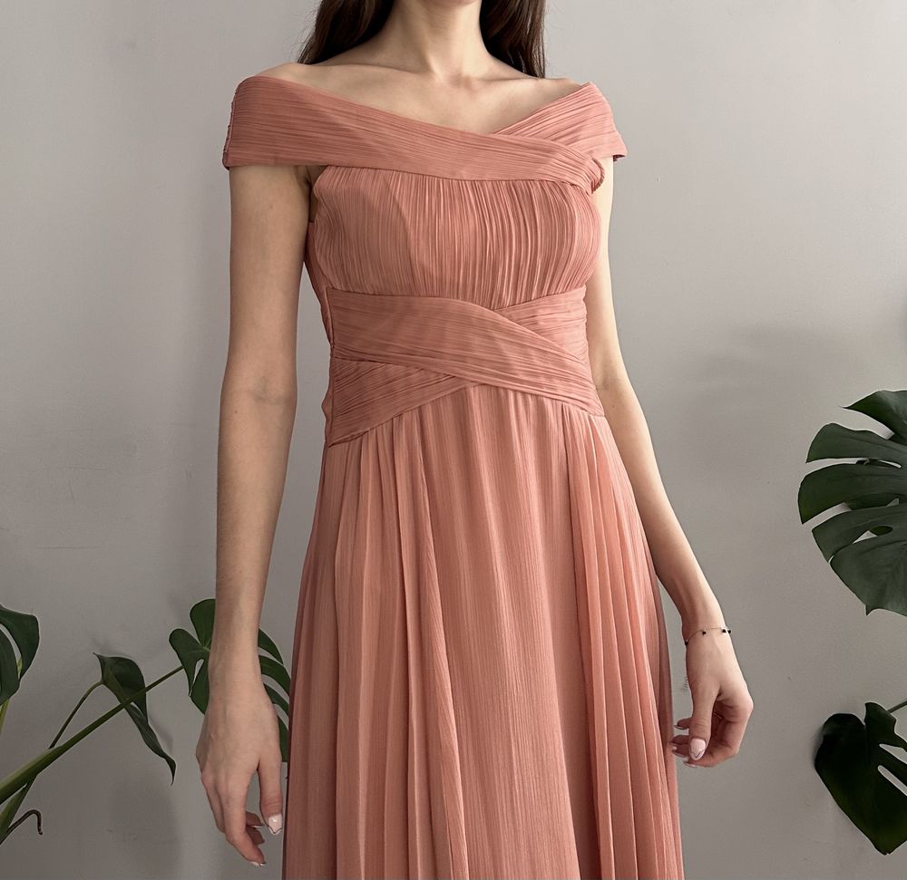 Zwiewna elegancka sukienka koktjalowa maxi dla druhny