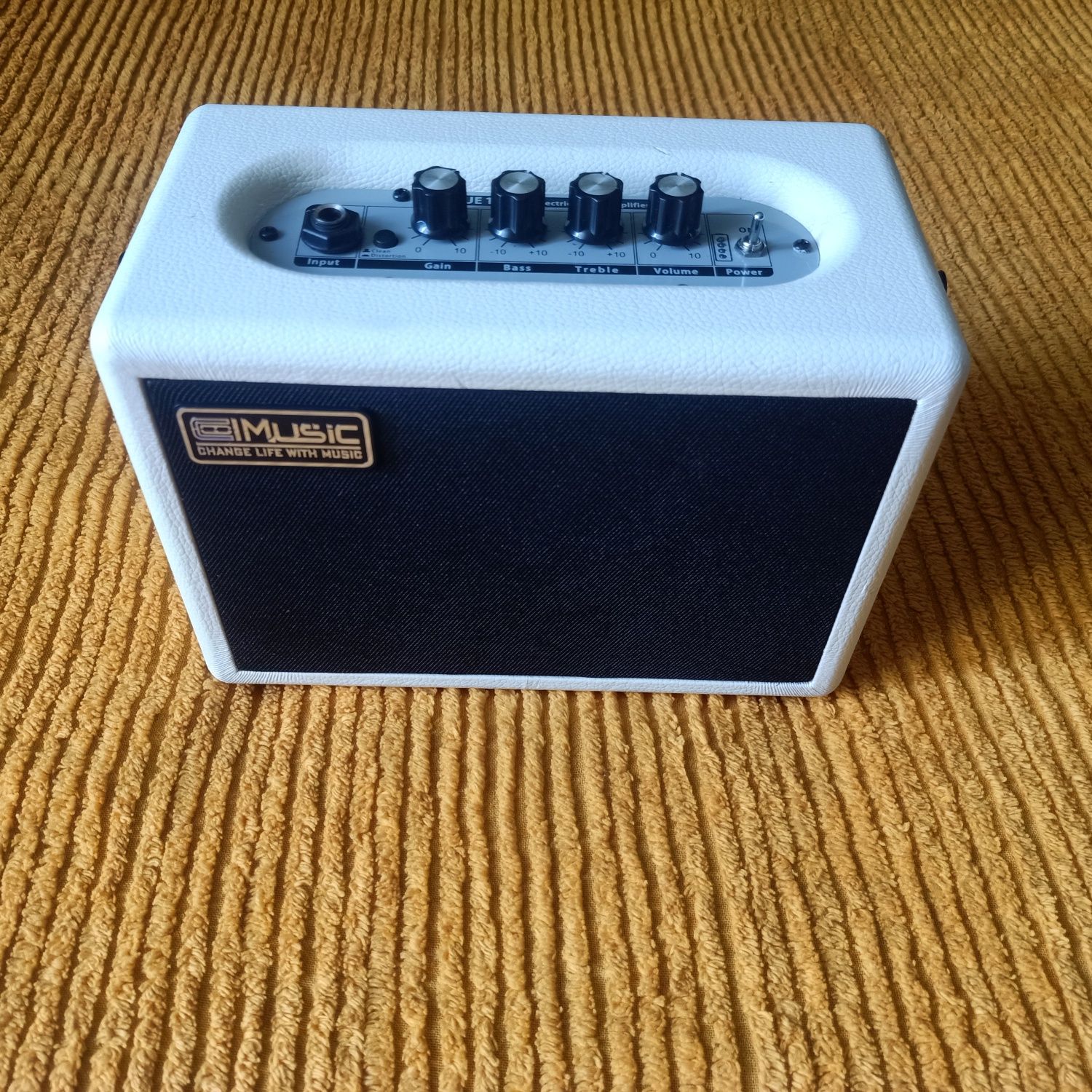 COOLMUSIC bezprzewodowy wzmacniacz gitarowy . 
TworzywoMetal
Moc wyjśc