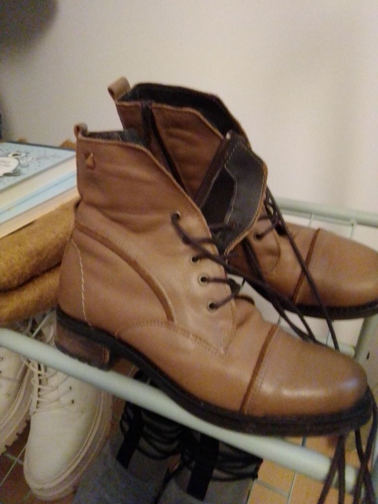 Botas em pele camel