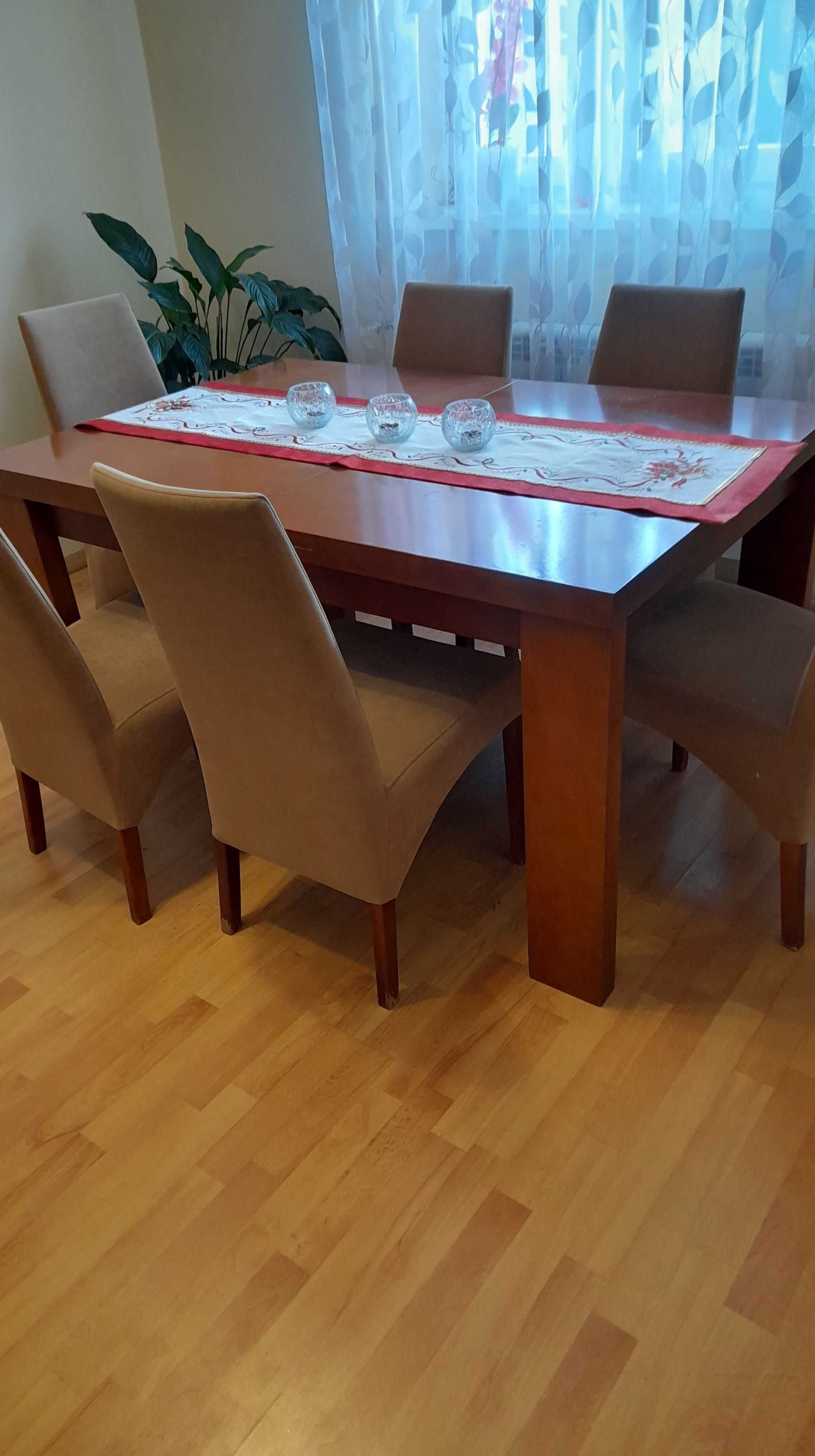 stół z krzesłami plus komoda ( zestaw )