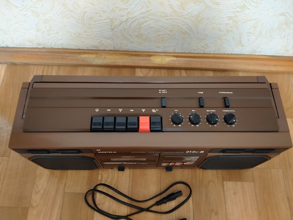 Магнитофон Весна 212с-8 касетный СССР коричневый