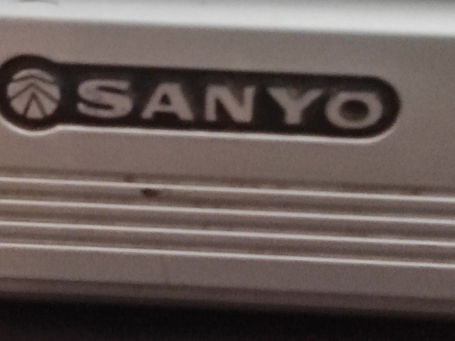 Radio antigo da Sanyo e Radio Stereo 1000