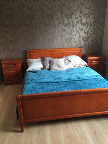 Drewniane łóżko z materacem