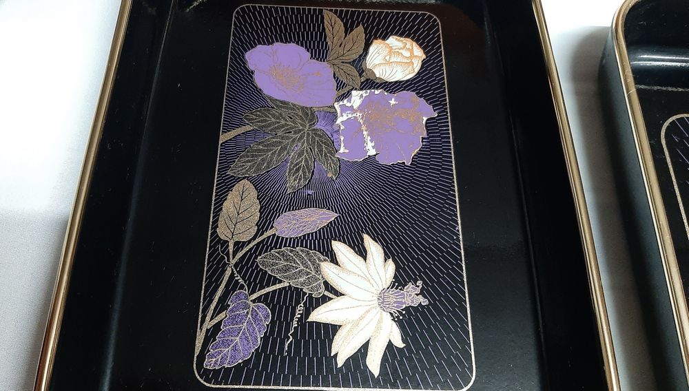 3 bandejas pretas com flores