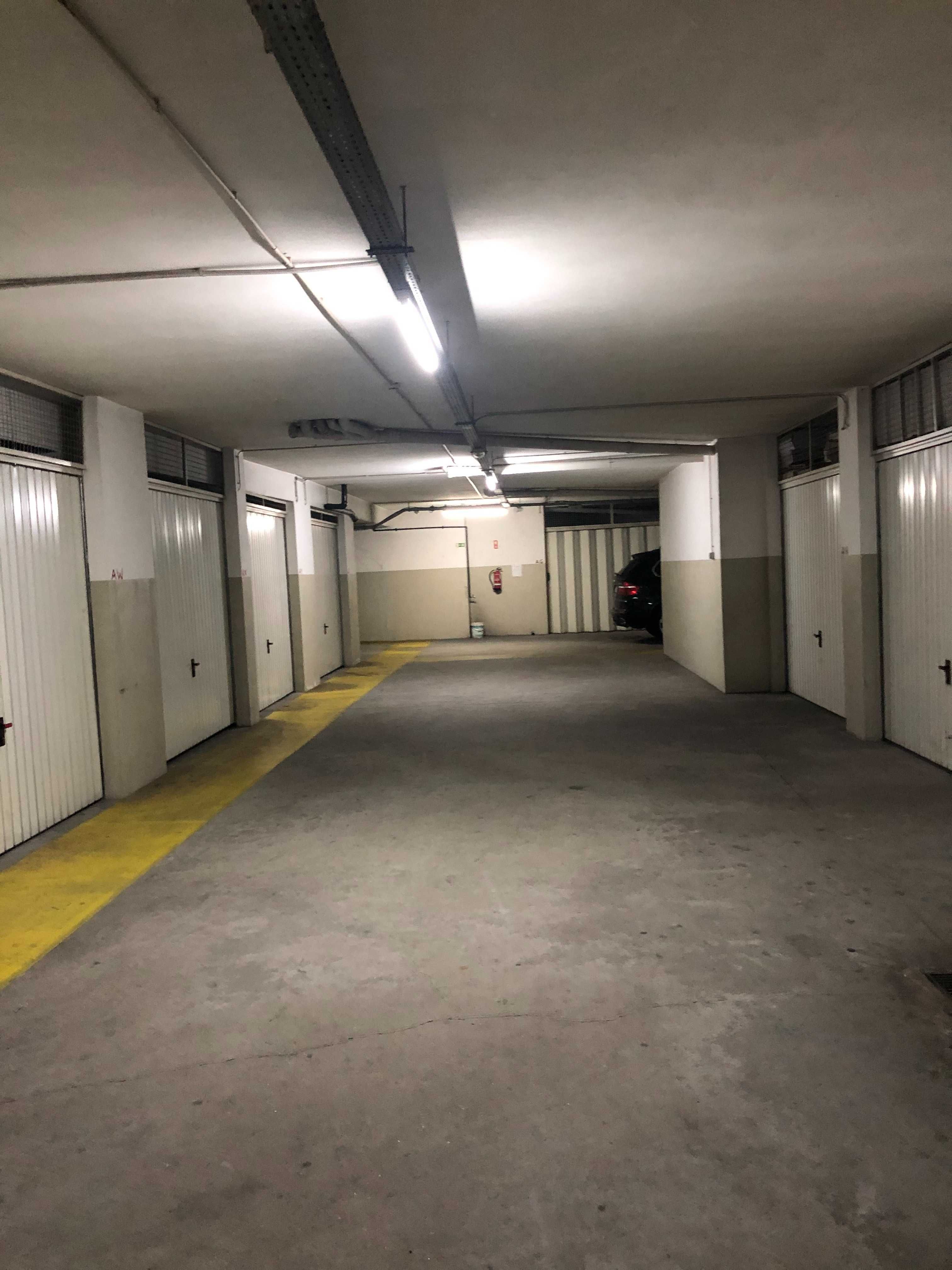 Garagem box fechada – 40,5 m² – junto ao Colégio dos Carvalhos